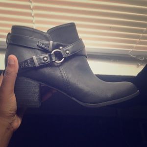 Low cut heel boots